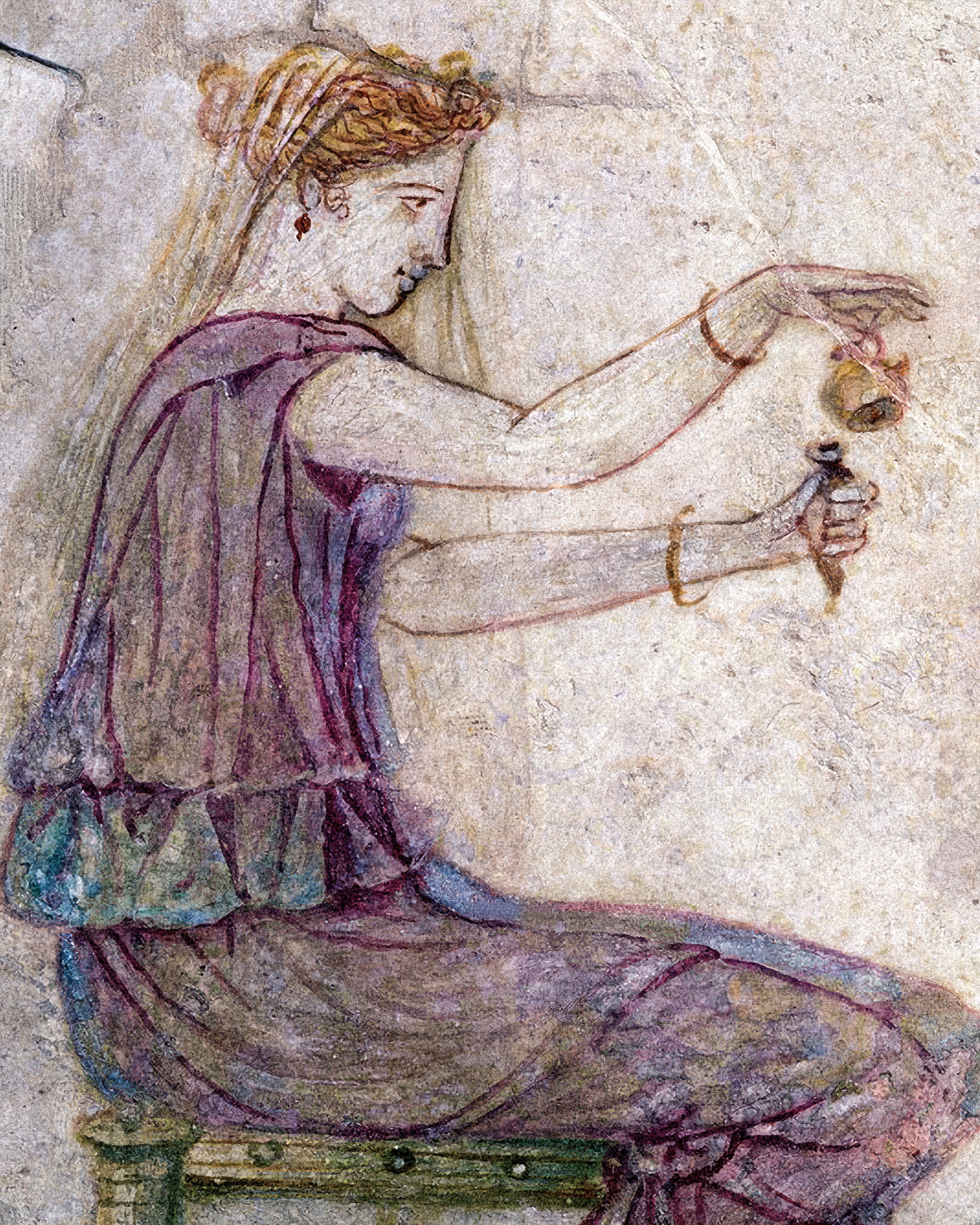Mujer rociando perfume póster fresco